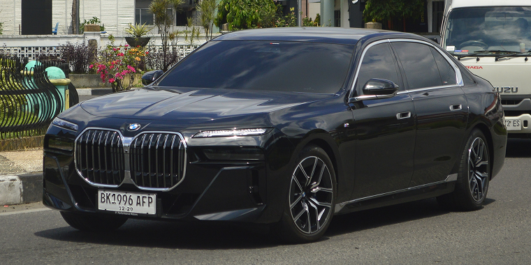 BMW 7 Series negra estacionada en la calle – BMW 7 Series, seguro de auto barato para BMW 