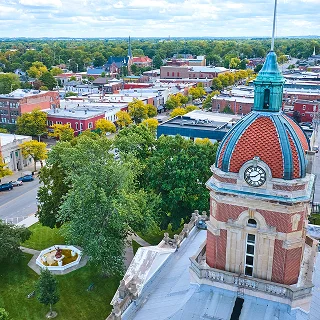 Vista aérea del histórico Palacio de Justicia de Elkhart y del centro de la ciudad – Seguro de carro barato en Indiana