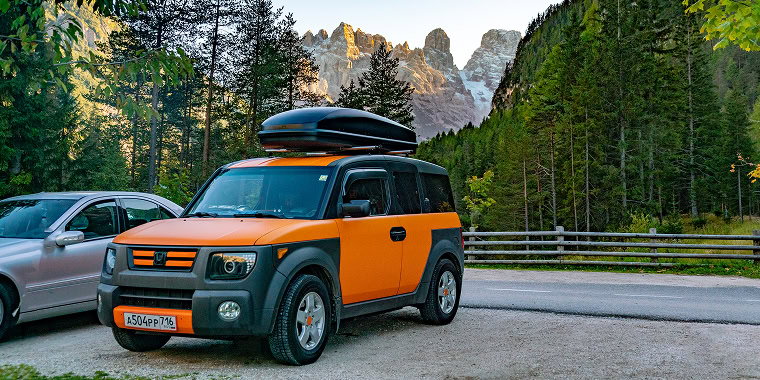 Honda Element color naranja, frente a un hermoso paisaje – Honda Element, seguro de auto barato para Honda