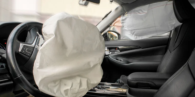Airbags de un auto después de un accidente