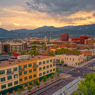 Vista aérea de Colorado Springs, Colorado – Seguro de carro barato en Colorado