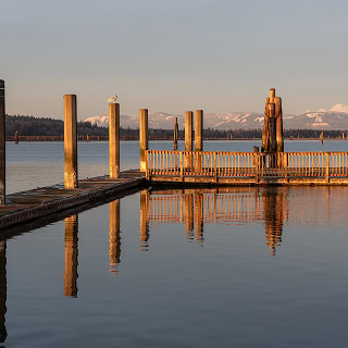 Muelle de la costa de Everett, Washington con el monte Baker al fondo en el atardecer - Seguro de carro barato en Washington