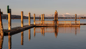 Muelle de la costa de Everett, Washington con el monte Baker al fondo en el atardecer - Seguro de carro barato en Washington