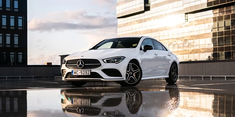 Mercedes CLA-Class color blanco en un estacionamiento – Mercedes CLA-Class, seguro de auto barato para Mercedes. 