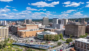 Vista aérea del centro de la ciudad de Spokane, Washington, durante el día - Seguro de carro barato en Washington