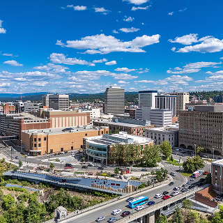 Vista aérea del centro de la ciudad de Spokane, Washington, durante el día - Seguro de carro barato en Washington