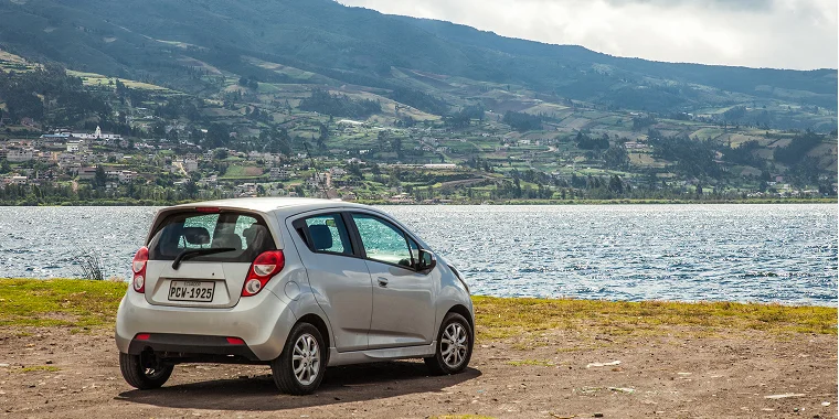 Chevrolet Spark gris con las montañas de fondo - Seguro de auto barato para el Chevrolet Spark