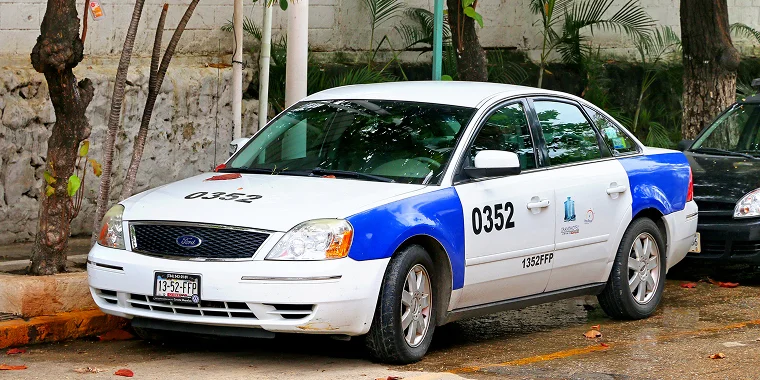 Ford Five Hundred color blanco estacionada en la calle – Seguro de auto barato para Ford Five Hundred