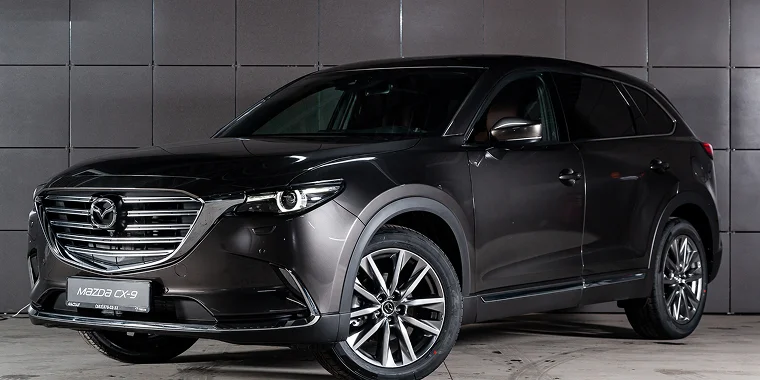 Mazda CX-9 negro estacionado en un showroom – seguro de auto barato para Mazda