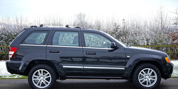 Mercury Mountaineer negra estacionado en una calle – seguro de auto barato para Mercury