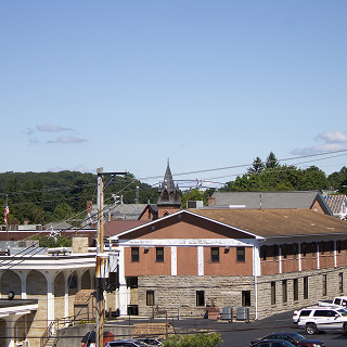 1. Vista a la concurrida ciudad de Somertset, Pensilvania con carros y construcciones de su centro - Somerset, seguro de auto barato en Pensilvania.