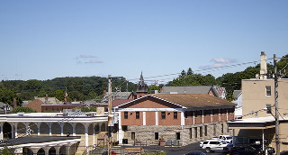 1. Vista a la concurrida ciudad de Somertset, Pensilvania con carros y construcciones de su centro - Somerset, seguro de auto barato en Pensilvania.