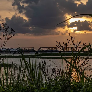 Atardecer en un puente ferroviario en Decatur, Alabama, sobre el río Tennessee en el norte de Alabama - Seguro de carro barato en Alabama