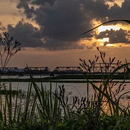Atardecer en un puente ferroviario en Decatur, Alabama, sobre el río Tennessee en el norte de Alabama - Seguro de carro barato en Alabama