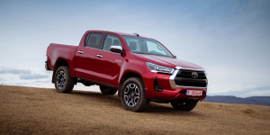 Toyota pickup de color rojo en medio del desierto – mejor seguro de auto barato para Toyota pickup