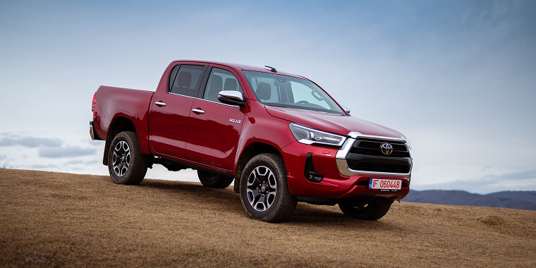 Toyota pickup de color rojo en medio del desierto – mejor seguro de auto barato para Toyota pickup
