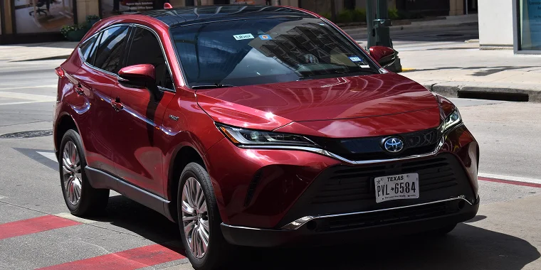 Toyota Venza color rojo en una calle – Seguro de auto barato para Toyota