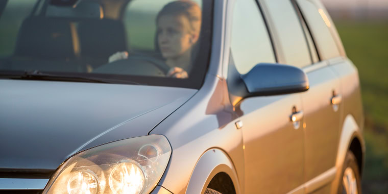 Mujer conduciendo un Buick Rendezvous color gris - Seguro de auto barato para Buick