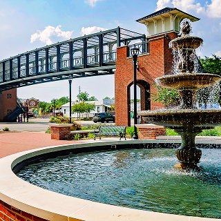 1. Puente peatonal y fuente en John B. Foley Park en Foley, Alabama - Seguro de carro barato en Alabama