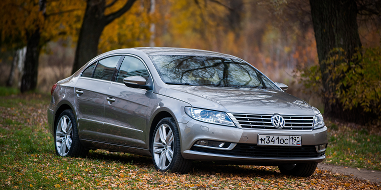 Volkswagen CC de color gris en medio de un bosque – Volkswagen CC, seguro de auto barato para Volkswagen