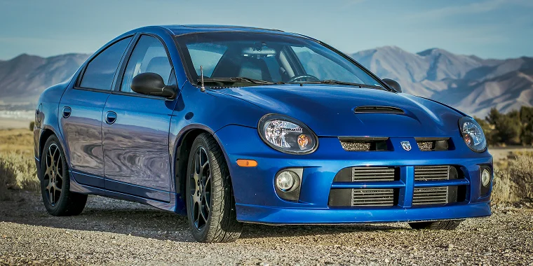 Dodge Neon color azul en un desierto - Neon - Seguro de auto barato para Dodge.