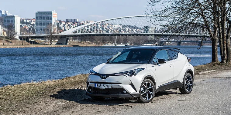 Toyota C-HR color blanco en una calle y de fondo un puente – C-HR, seguro de auto barato para Toyota