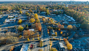 Panorama del centro de Johns Creek, Georgia – Freeway - Seguro de carro en Georgia
