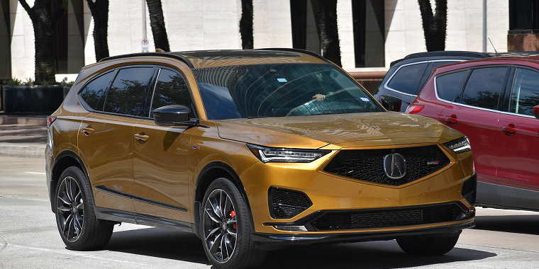 Acura RDX color amarillo estacionado – RDX, seguro de auto barato para Acura
