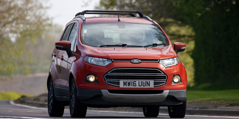 Ford EcoSport color rojo color en una carretera – EcoSport, seguro de auto barato para Ford