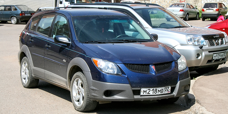 Pontiac Vibe azul estacionado.