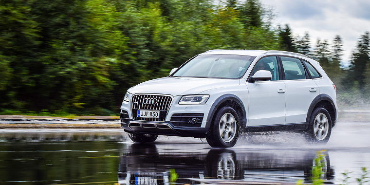 Audi Q5 color blanco en una calle en medio de la lluvia. 