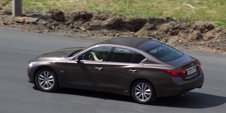 Infiniti M35, parecido al M45, gris oscuro en carretera – Infiniti M35 e Infiniti M45, seguro de auto barato para Infiniti