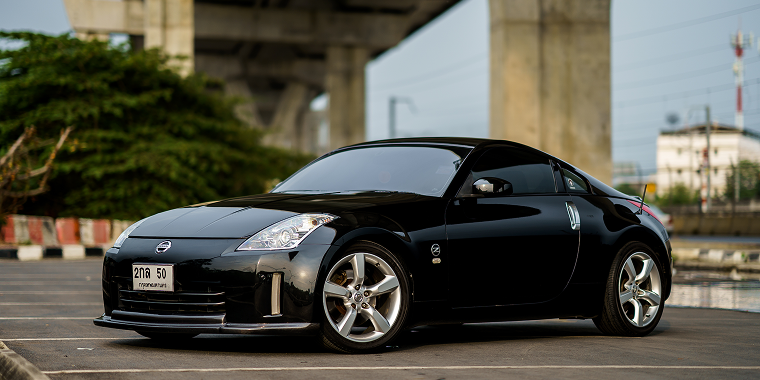 Nissan 350Z negro estacionado en una calle – Freeway, seguro de auto barato para el Nissan 350Z.