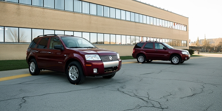 Mercury Mariner rojo estacionado en una calle – Seguro de auto barato para Mercury