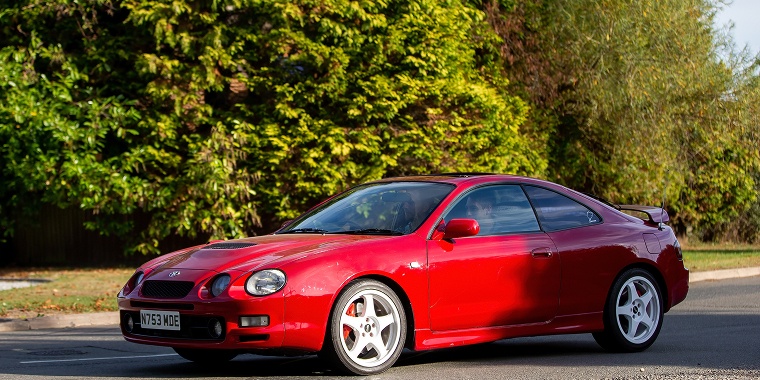 Toyota Celica rojo en una carretera – Celica, seguro de auto barato para Toyota
