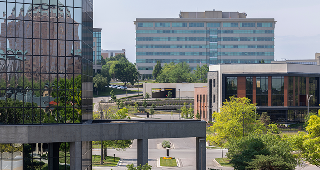 Panorama de edificios en el centro de Overland Park, Kansas – Freeway - Seguro de carro en Kansas