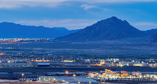 Vista de Frenchman Mountain, cerca a Sunrise Manor, Nevada – Freeway - Seguro de carro en Nevada