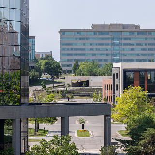Panorama de edificios en el centro de Overland Park, Kansas – Freeway - Seguro de carro en Kansas