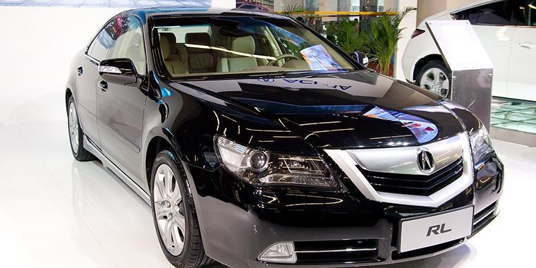 Acura RL color negro en un showroom – RL, seguro de auto barato para Acura 