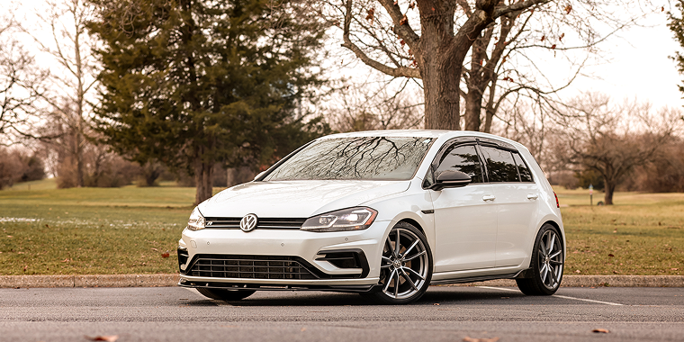 Volkswagen GTI de color blanco cerca a un bosque – Volkswagen GTI, seguro de auto barato para Volkswagen