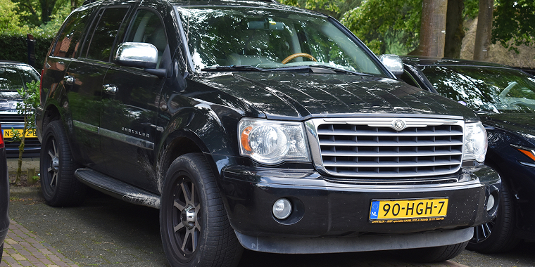 Chrysler Aspen negro en una calle – seguro de auto barato para Chrysler