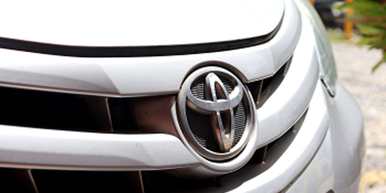 Parte frontal de un toyota xD gris en una calle – Xd, seguro de auto barato para Toyota