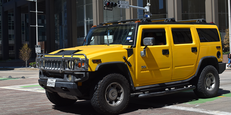 Hummer H2 de color amarillo en las calles - Hummer H2, seguro de auto barato para Hummer.
