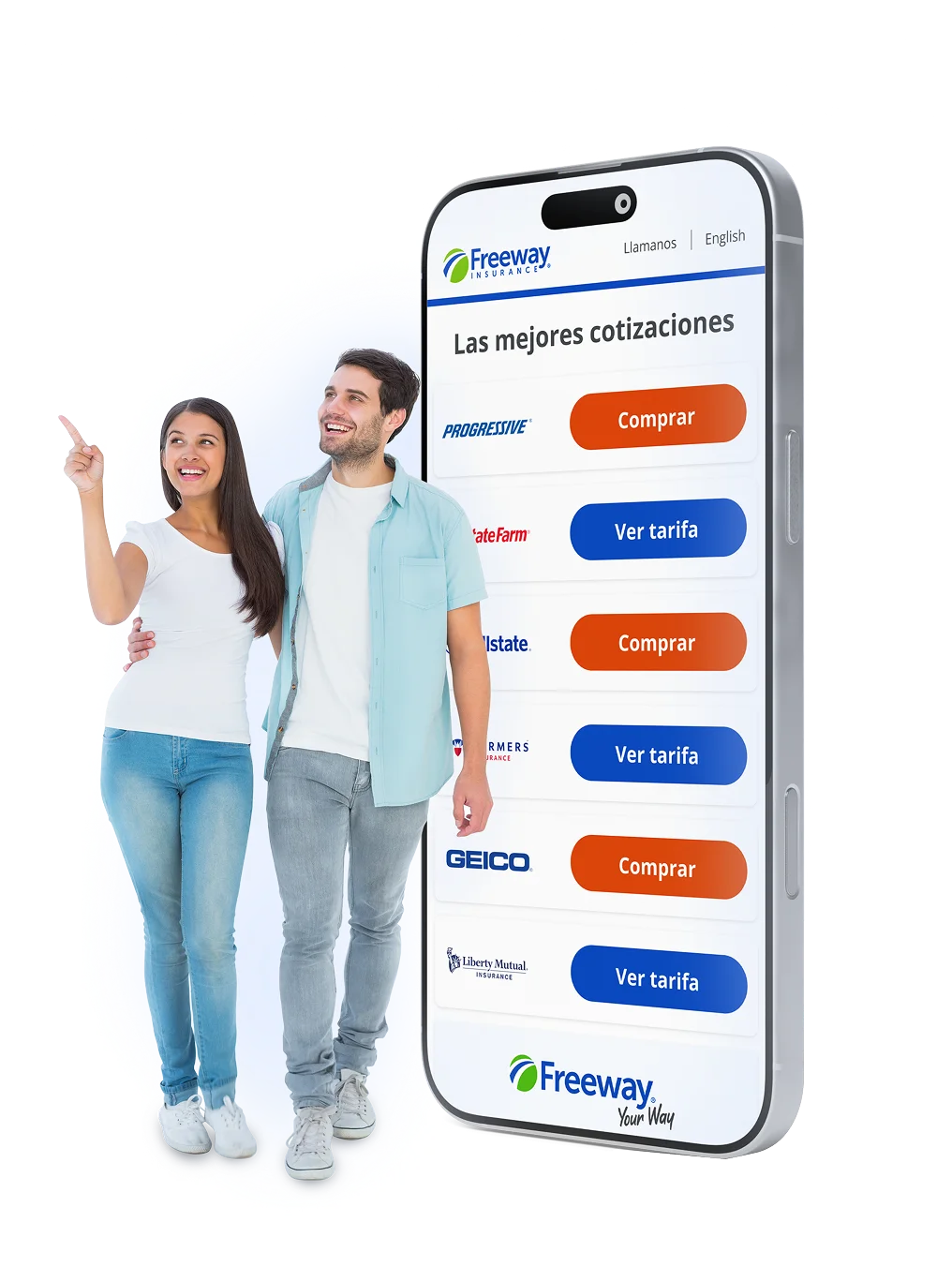 Una pareja sonriente está junto a un gran smartphone que muestra cotizaciones de seguros de múltiples proveedores en la app de Freeway.