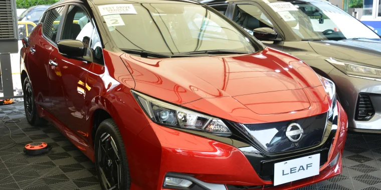 Nissan Leaf mostrado en Autofest en pruebas de manejo - seguro de auto barato.