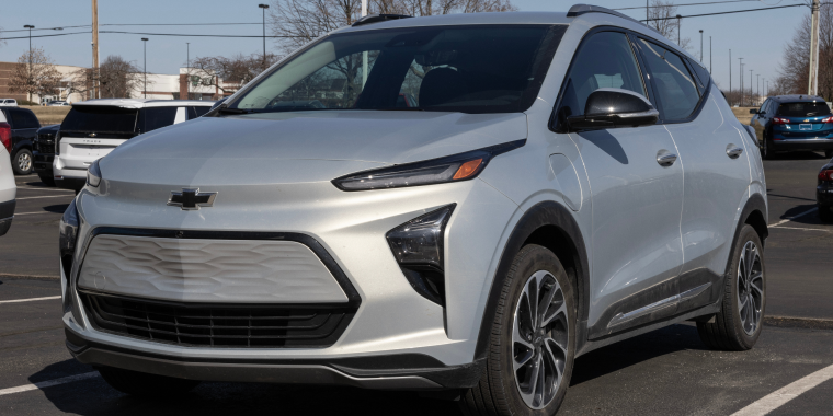 Muestra de Chevrolet Bolt EUV color gris. - Seguro de auto barato para Chevrolet Bolt