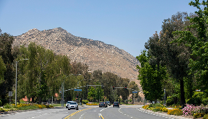 Suburbios de la ciudad de Moreno Valley, California, en un día soleado. Seguro de carro en California