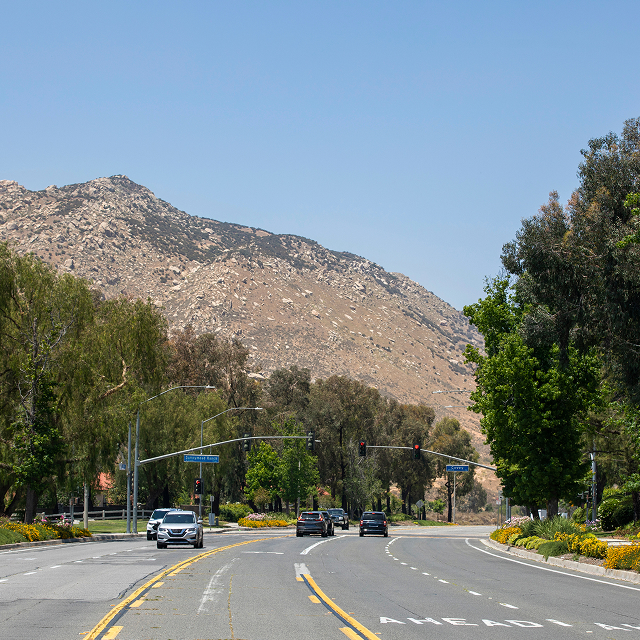 Suburbios de la ciudad de Moreno Valley, California, en un día soleado. Seguro de carro en California