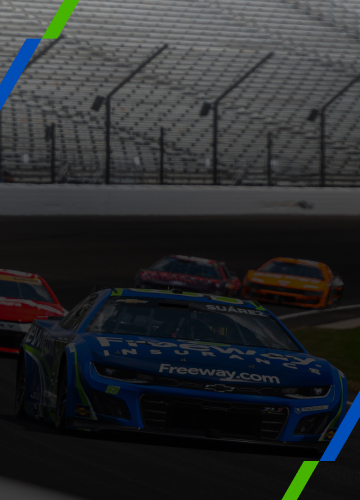 Logotipos de Freeway Insurance y NASCAR sobre una carrera con el auto azul de Freeway Insurance, anunciando su alianza como Premier Partner de NASCAR Cup Series.