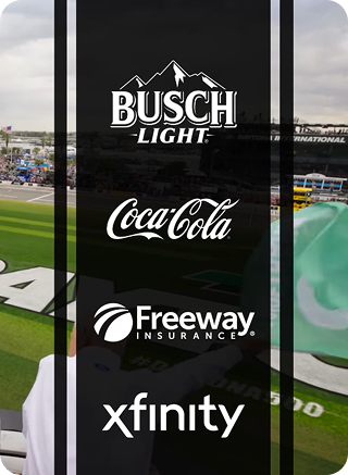 Logotipos de Busch Light, Coca-Cola, Freeway Insurance y Xfinity sobre el fondo de una pista de carreras.